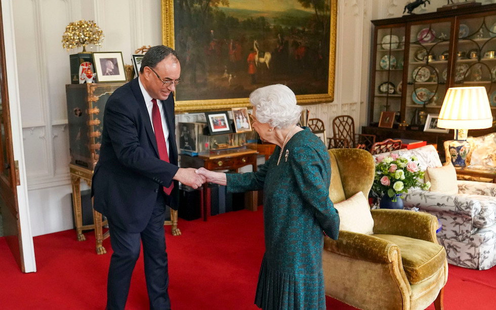 Królowa Elżbieta wróciła do pracy