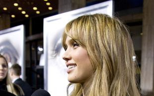 Jessica Alba na zielonej trawce