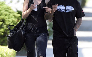 Mena Suvari z niższym chłopakiem (FOTO)