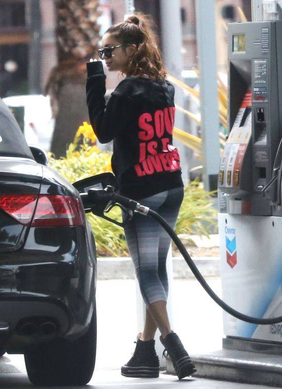 Vanessa Hudgens na stacji benzynowej