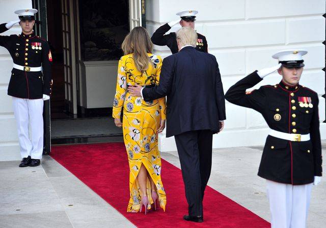 Dlaczego Melania Trump prawie ZAWSZE nosi SZPILKI?