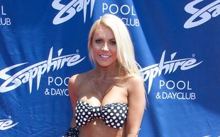 Żona Hugh Hefnera w nowej roli (FOTO)