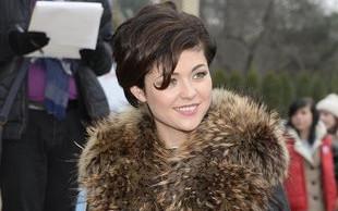 Nowa fryzura wysmukliła twarz Kasi Cichopek (FOTO)