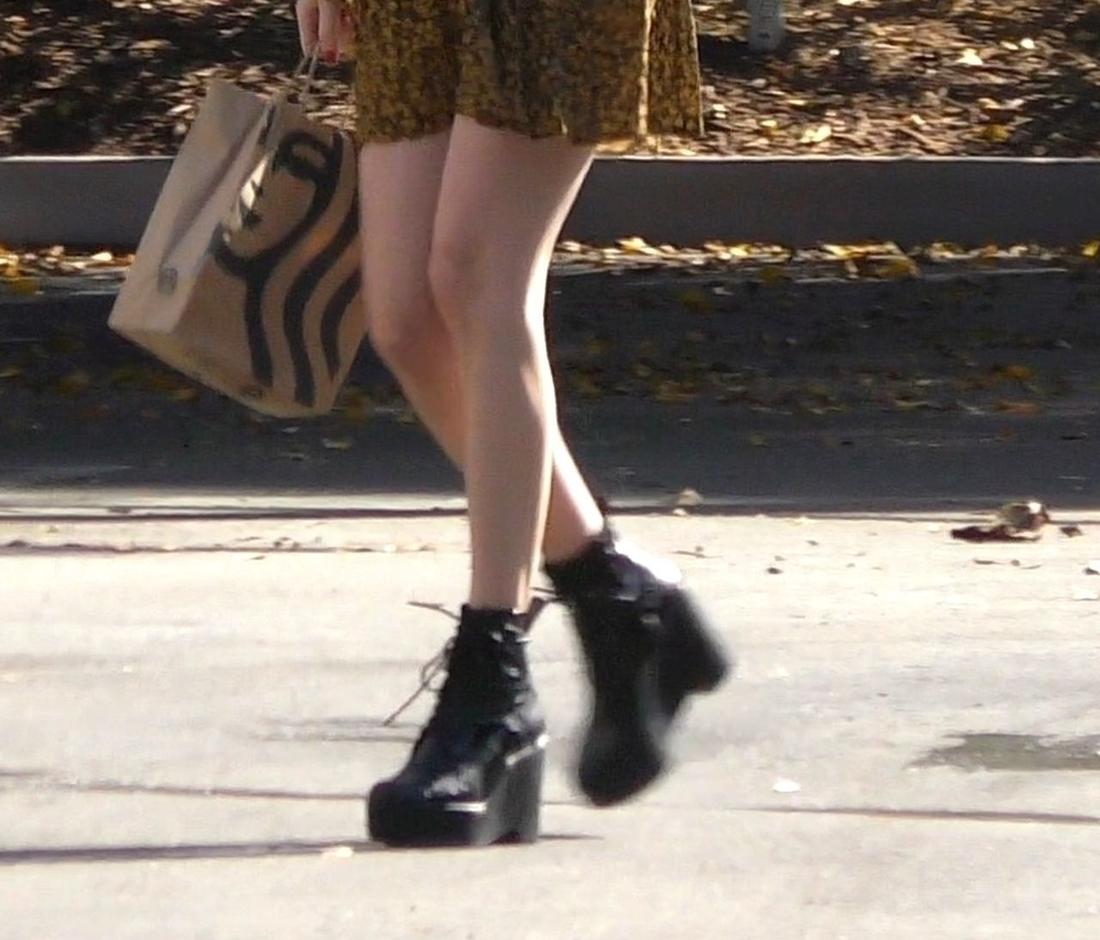 Emma Roberts w modnych butach