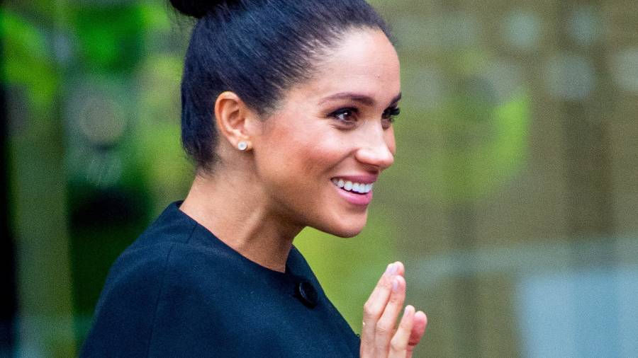 Księżna Meghan w ciasnym koku – trochę się zaokrągliła (ZDJĘCIA)