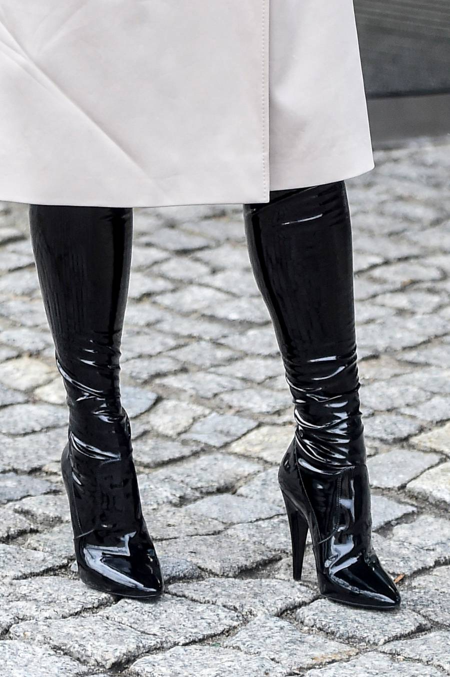 Cieniutki płaszcz i SEKSOWNE buty. Ta gwiazda nie BOI się mrozu!