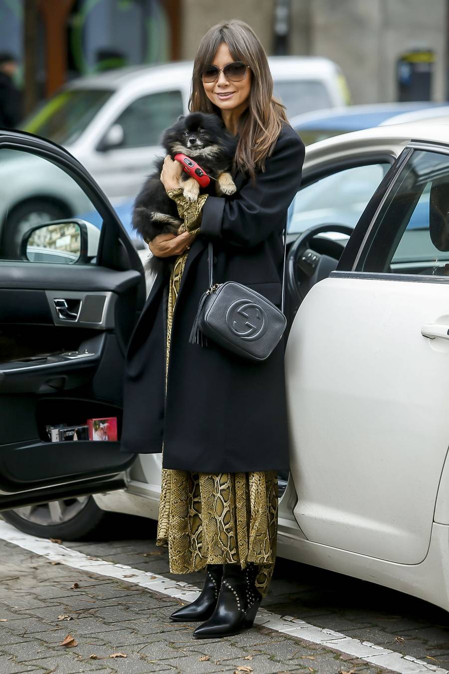 Kinga Rusin w długiej sukience i płaszczu