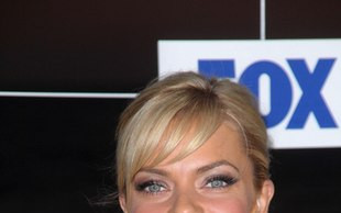 Seksowny dekolt, naoliwione nogi (FOTO)