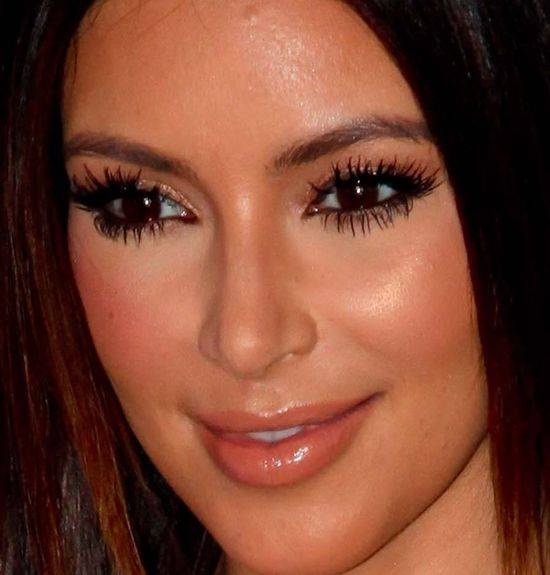 Twarz Kim Kardashian z BARDZO BLISKA
