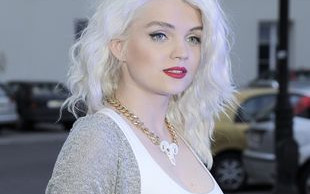 Margaret w crop topie i majtkach (FOTO)