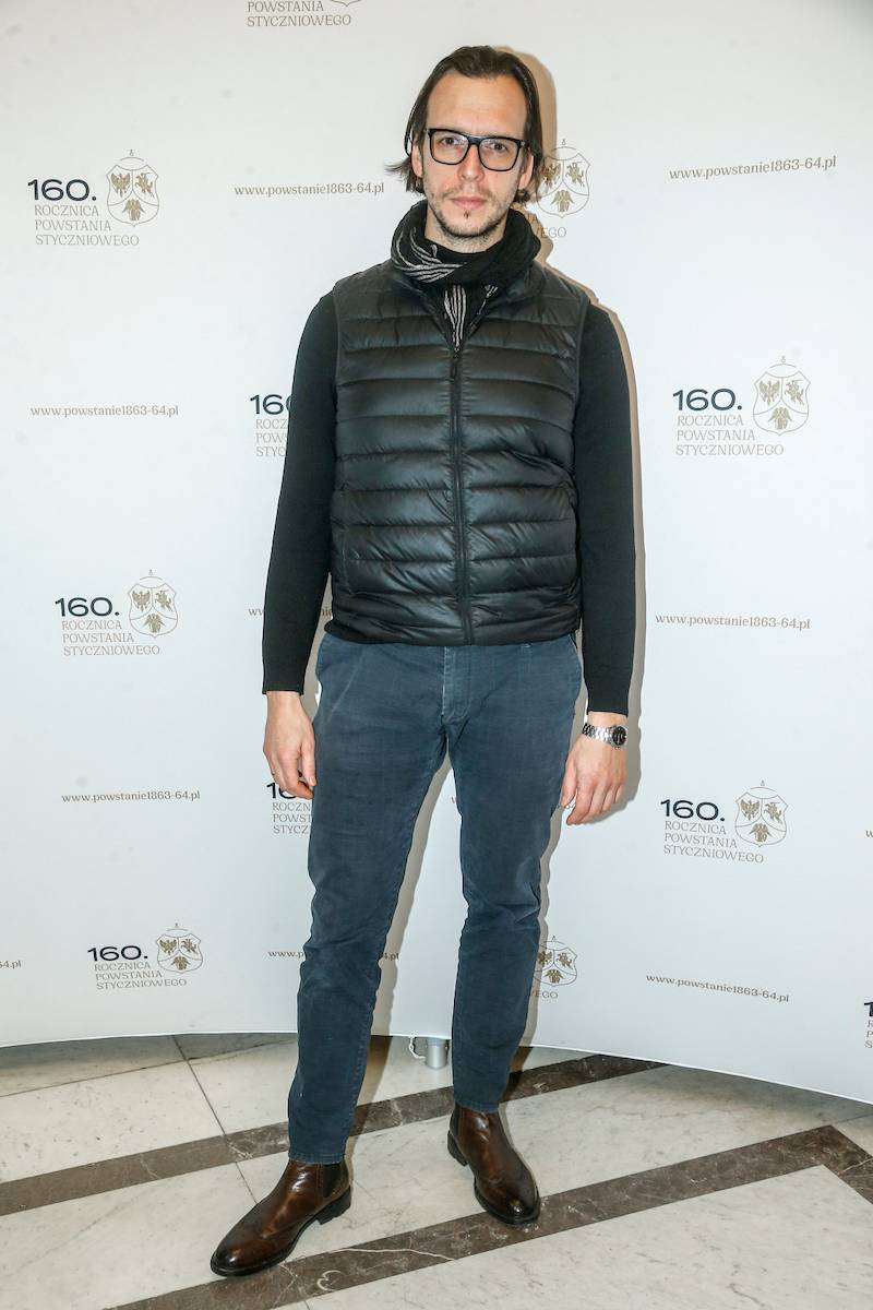 Konferencja filmu “Powstaniec 1863”. Piękna ukochana Piotra Adamczyka, coraz chudszy Fabijański, Olbrychski…