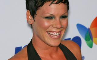 Pink chciałaby być bardziej kobieca