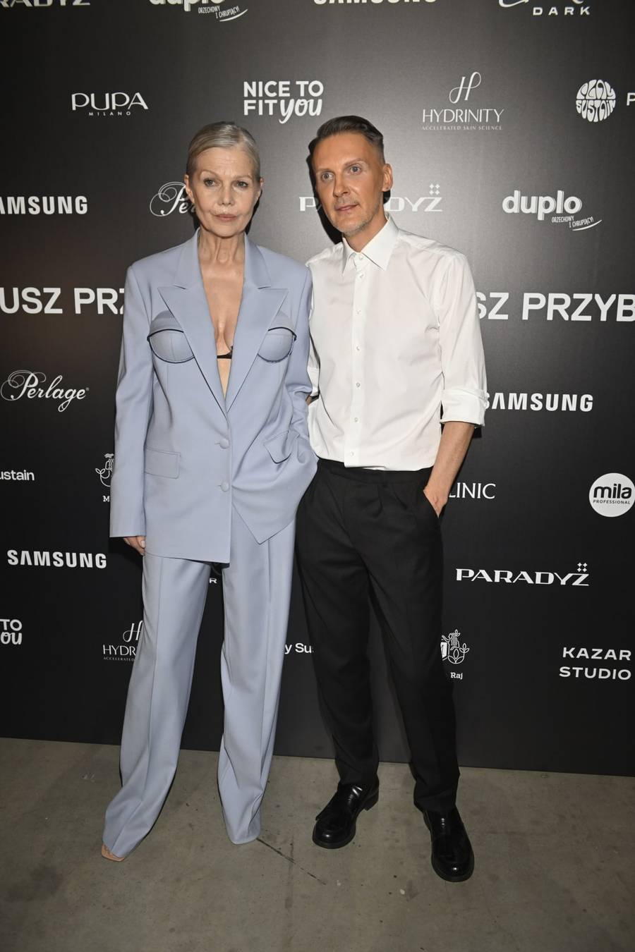 Plejada gwiazd na pokazie Mariusza Przybylskiego. Katarzyna Figura w kapeluszu, Piotr Stramowski, Ralph Kaminski (FOTO)