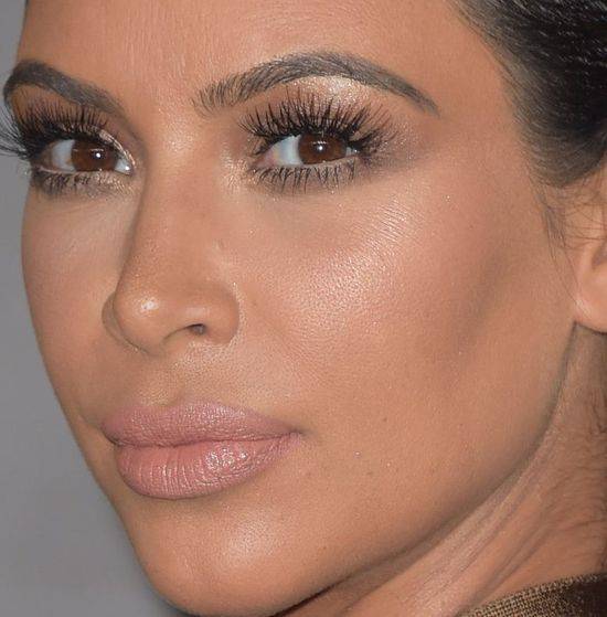 Twarz Kim Kardashian z BARDZO BLISKA