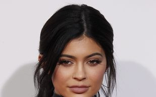 Opływa w luksusy, a głodzi psy? (FOTO)