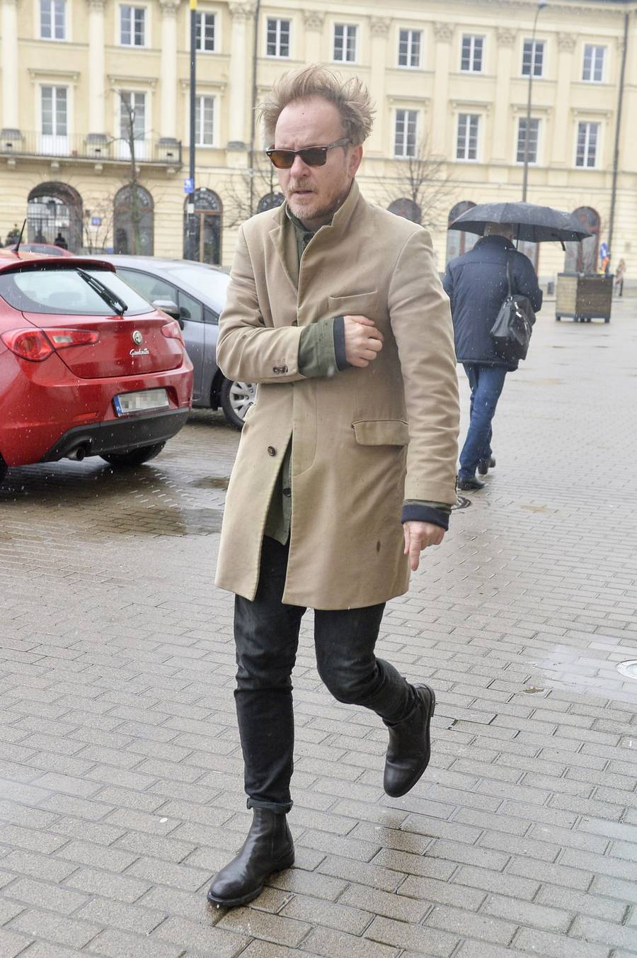 Pogrzeb Jerzego Gruzy – reżysera “Czterdziestolatka”. Banasiuk z ojcem, Olejnik z partnerem, Olbrychski z żoną