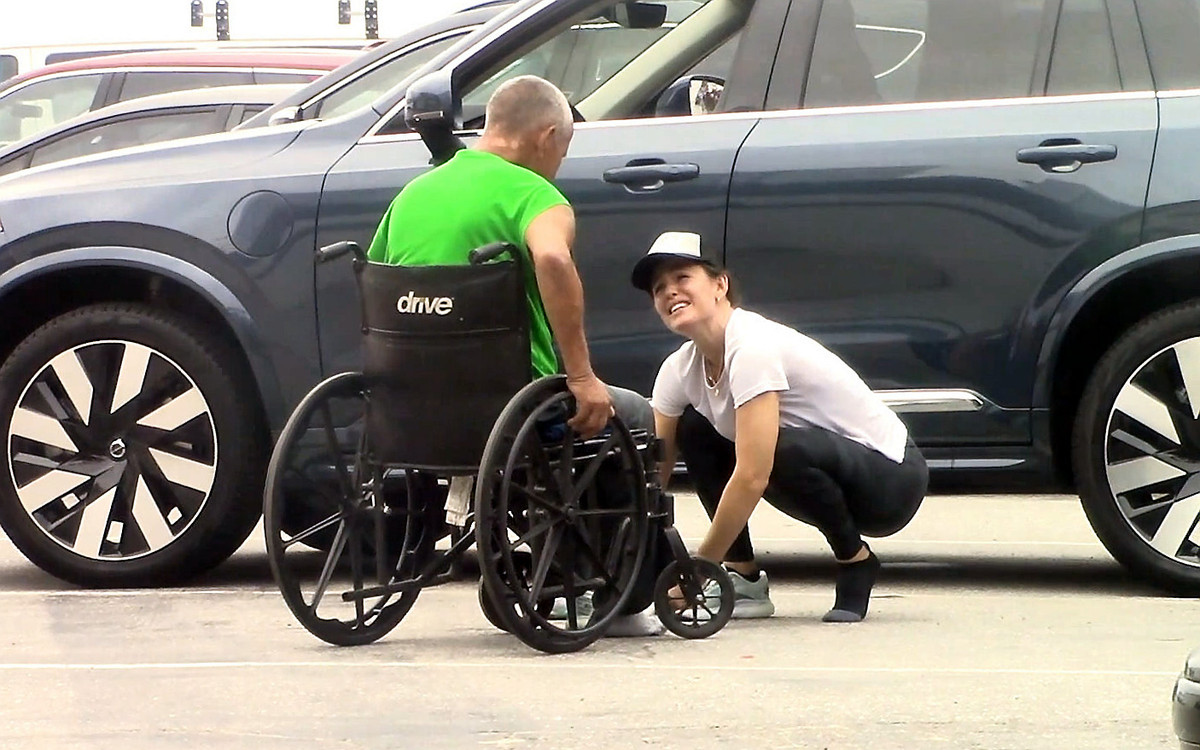 Jennfer Garner dalej pomaga bezdomnemu na oczach kamer! (VIDEO)