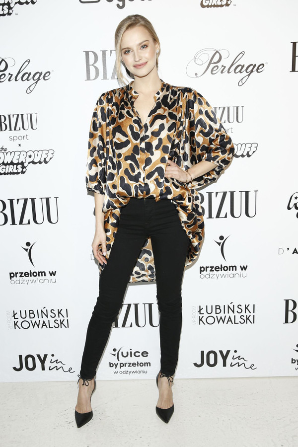 Karolina Pisarek w bluzce w panterkę
