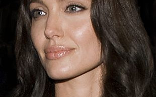 Angelina jak z wosku, u boku wąsaty Brad (FOTO)