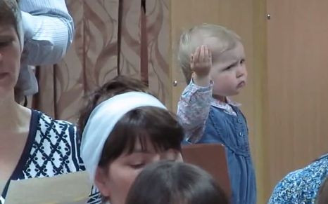 Ta mała dyrygentka jest świetna!  [VIDEO]