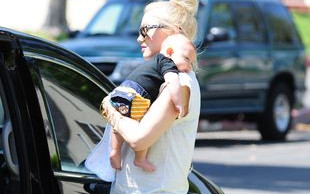 Ten maluszek ma dopiero dwa i pół miesiąca (FOTO)