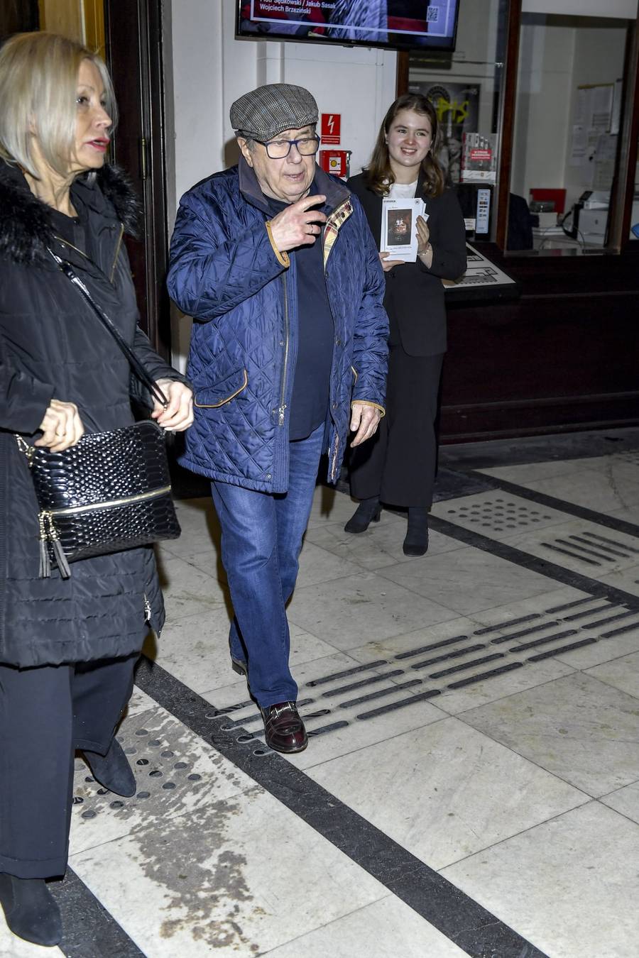 Skromnie ubrane gwiazdy w Teatrze Ateneum. Emilia Komarnicka, Magdalena Zawadzka, Janusz Gajos z żoną (FOTO)