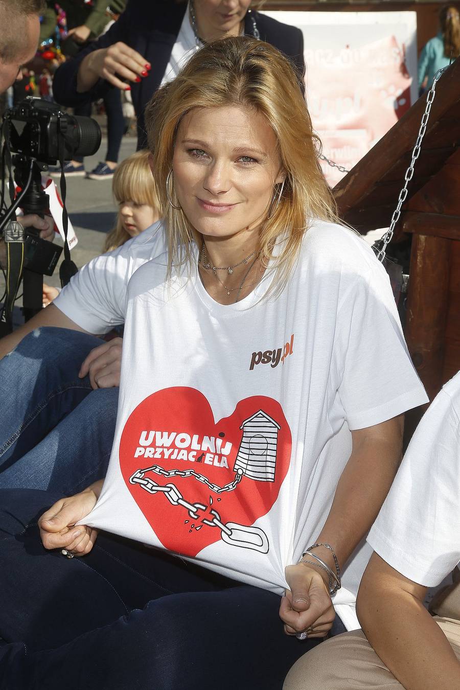 Gwiazdy PRZYKUWAJĄ się łańcuchami do psiej budy (ZDJĘCIA)