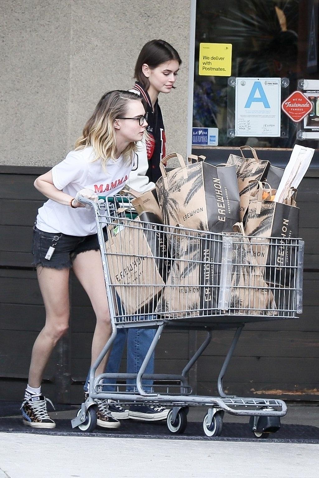 Cara Delevingne i Kaia Gerber na dużych zakupach spożywczych. 