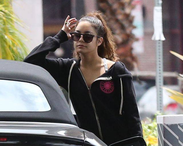 Vanessa Hudgens na stacji benzynowej