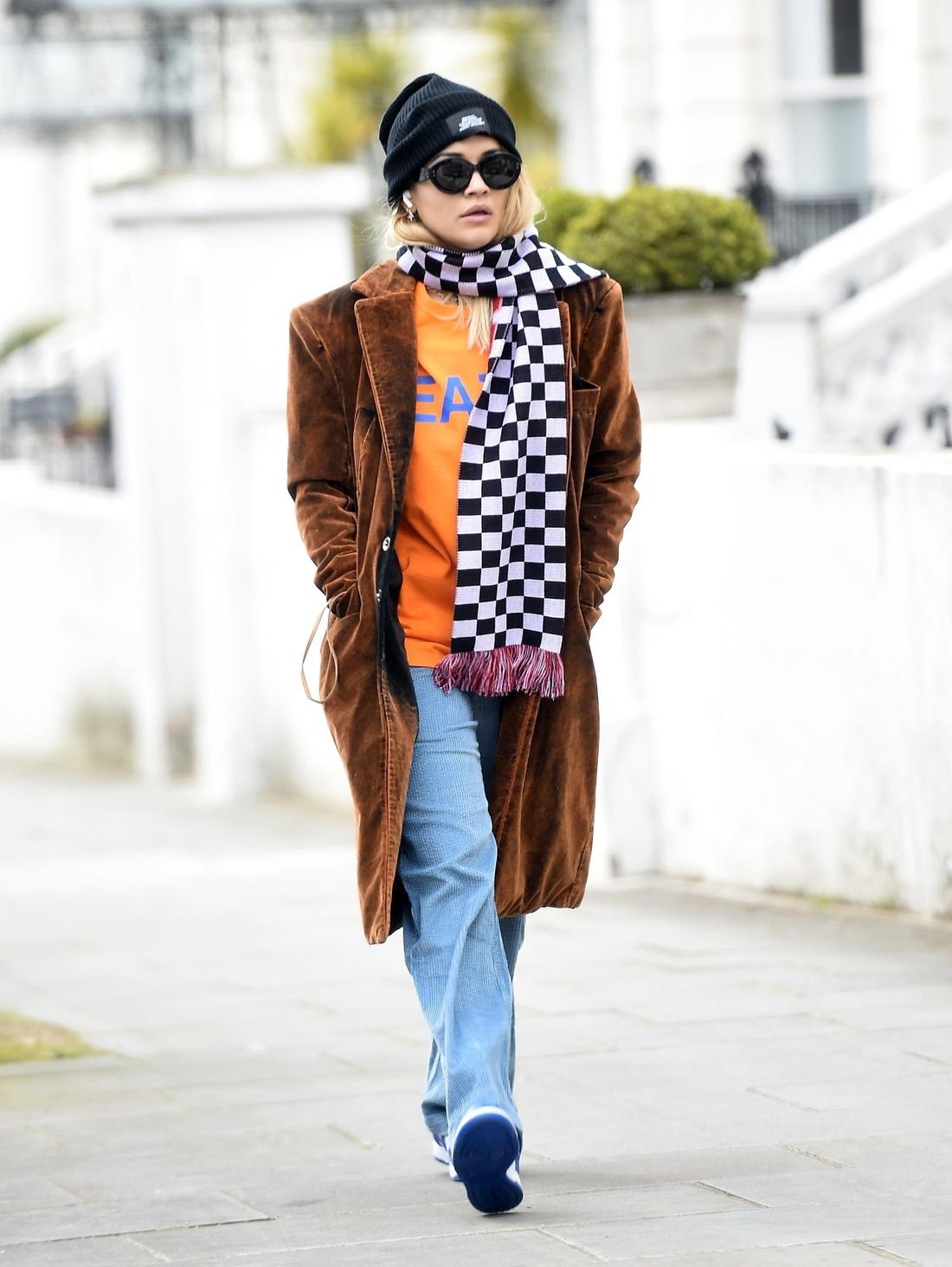 Kolorowa Rita Ora spaceruje po Londynie. 