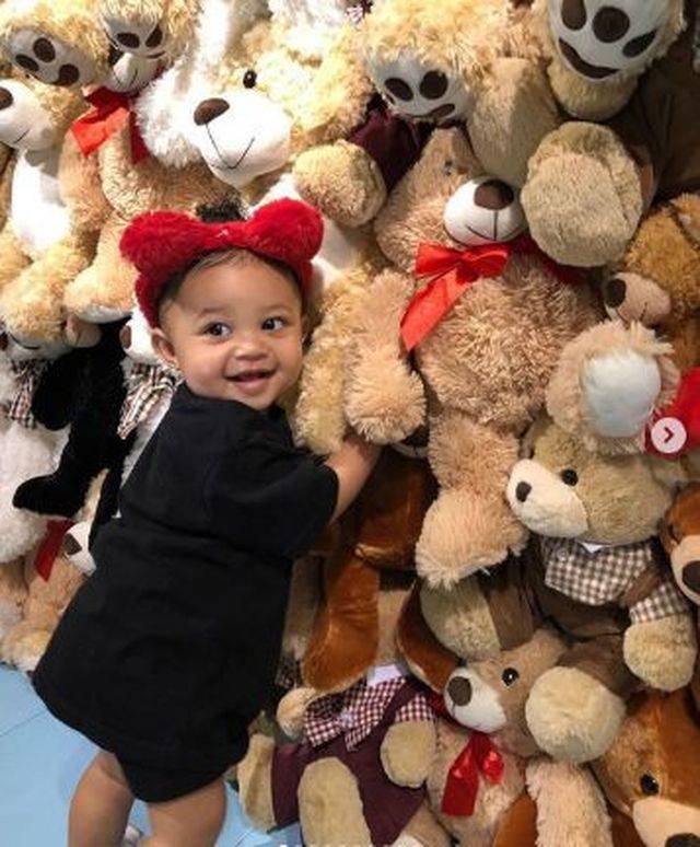 1. urodziny córeczki Kylie Jenner i Travisa Scotta – rodzice pokazali urocze zdjęcia Stormi