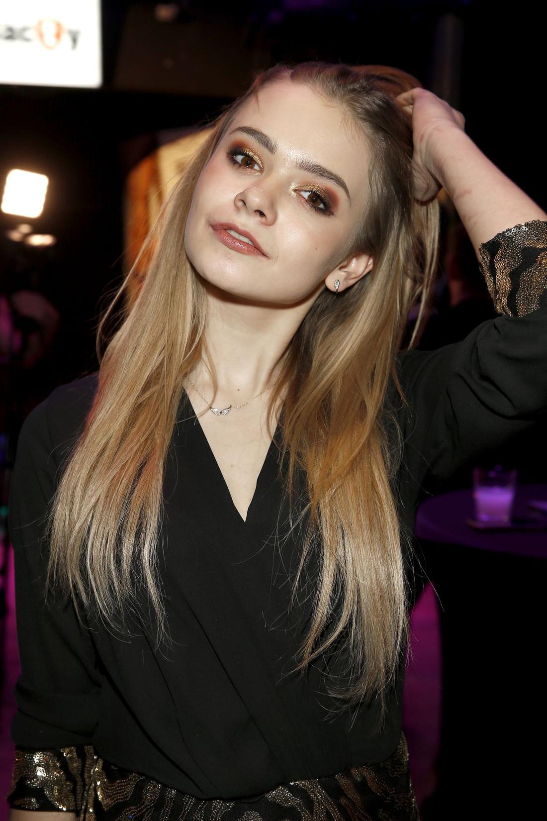 Julia Wróblewska jest singielką. Julia Wróblewska w czarnym kombinezonie na imprezie branżowej.