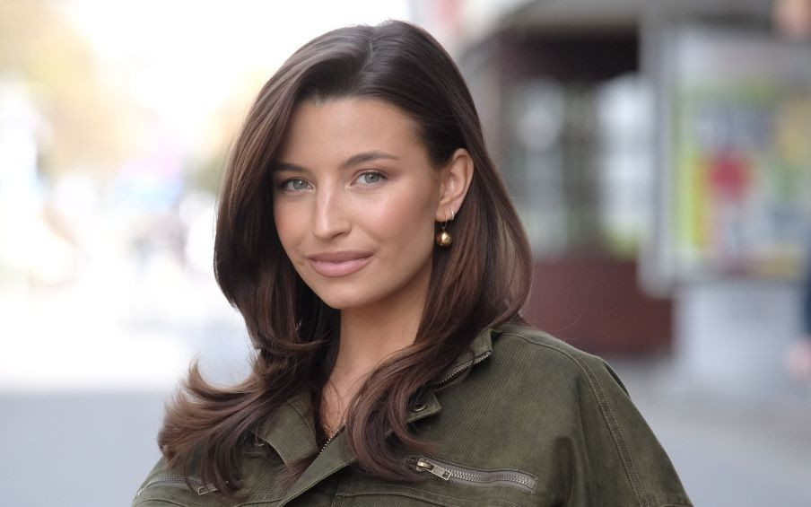 Wieniawia cała w zieleni bryluje przed studiem “DDTVN”. Nogi do nieba