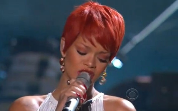 Rihanna w krótkich włosach na Country Music Awards (FOTO)