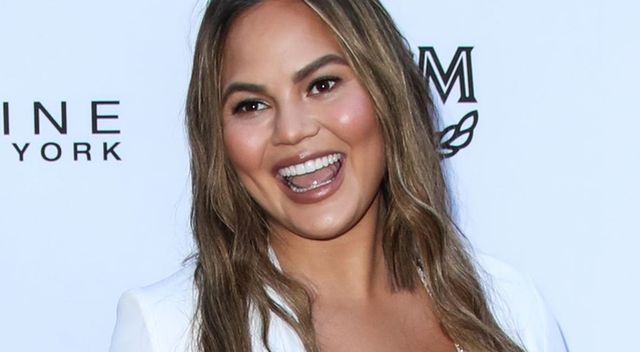 chrissy-teigen-g-R1