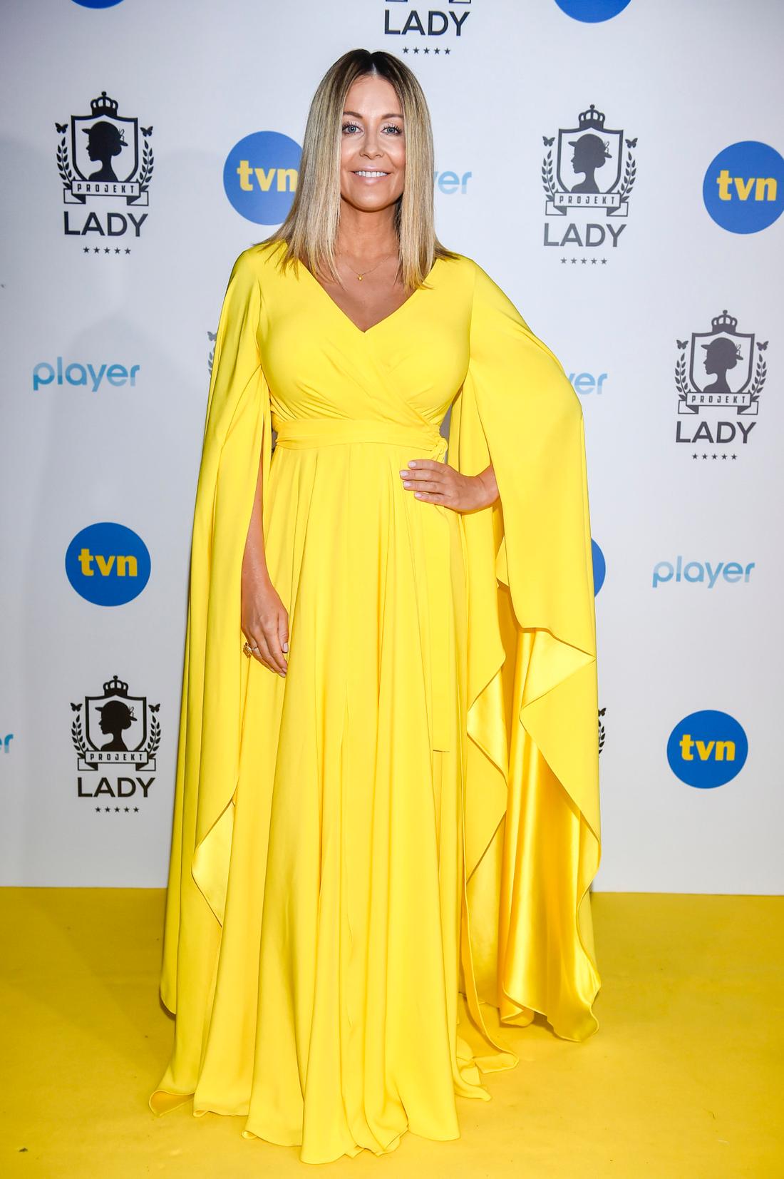 Małgorzata Rozenek w żółtej kreacji na ściance. 