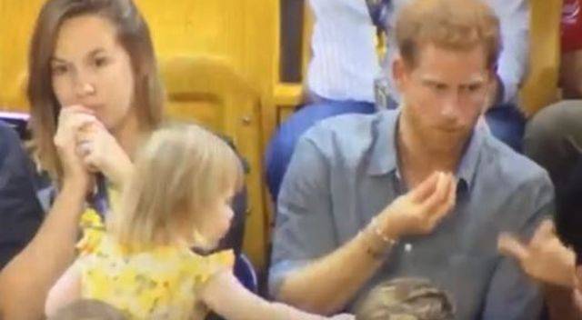 Podjadała popcorn samemu księciu Harry’emu. Jego reakcja…
