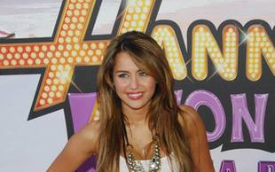Miley Cyrus – na dole dziewczyna… (FOTO)