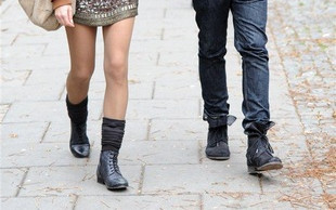 Która piosenkarka ma takie zgrabne nogi? (FOTO)