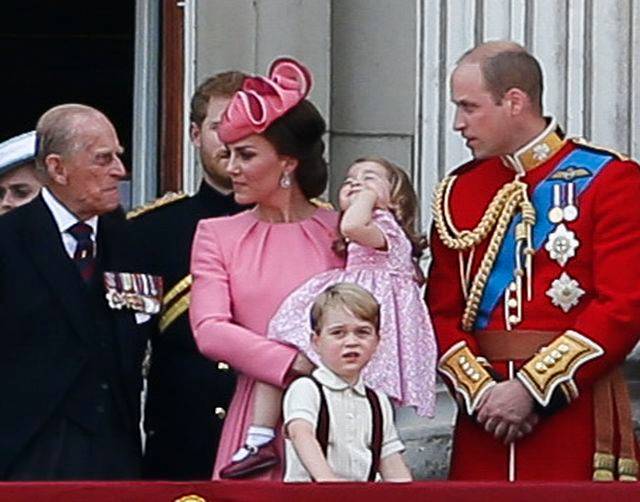 91. urodziny królowej Elżbiety i jej prawnuki na balkonie