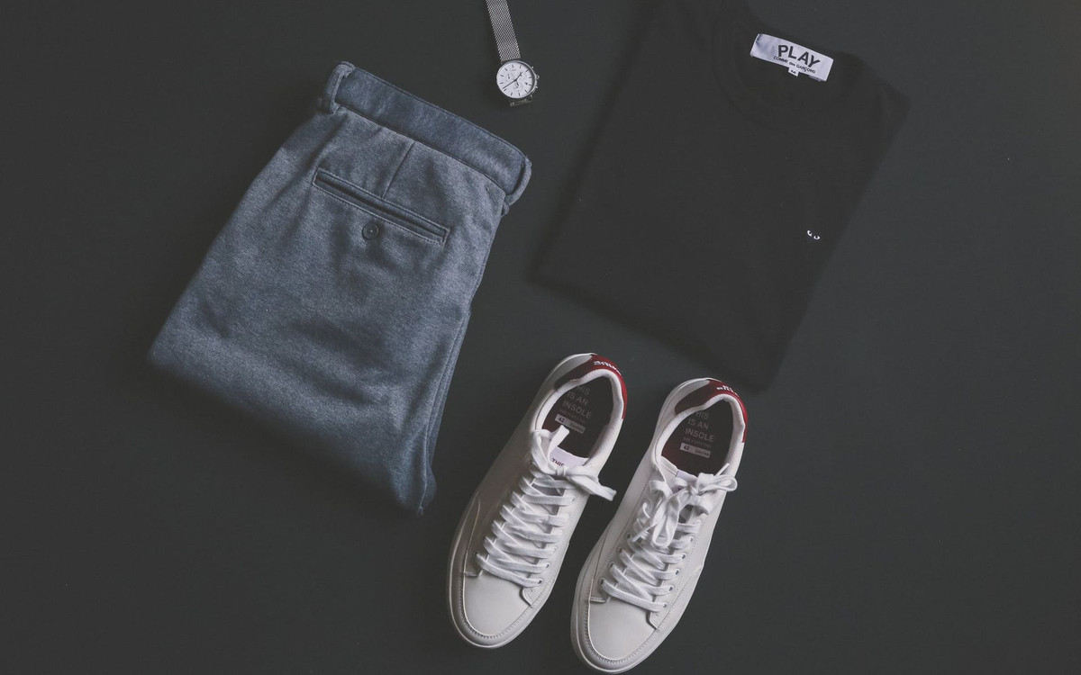 Które spodnie z materiału wybrać – chinosy czy joggery?