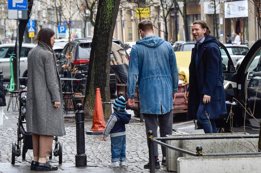 Co za rodzinna atmosfera pod studiem DDTVN. Majdan przyjeżdża po Rozenek, syn Stockingera z żoną i dzieckiem