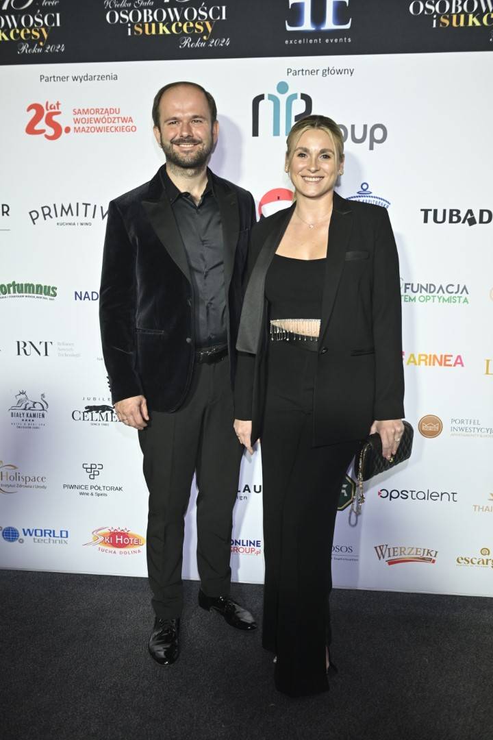 Gala Osobowości i Sukcesy: Doda założyła sukienkę na kombinezon, dawno niewidziana Karolina Pisarek z mężem