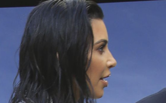 W tym słoiczku Kim Kardashian trzyma najobrzydliwszą rzecz na świecie