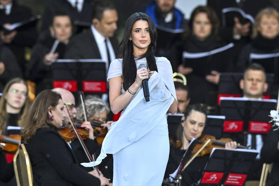 Niezwykły koncert “Symfonia Miłosierdzia”! Roksana Węgiel w błękicie, Edyta Górniak w olśniewającej bieli (FOTO)