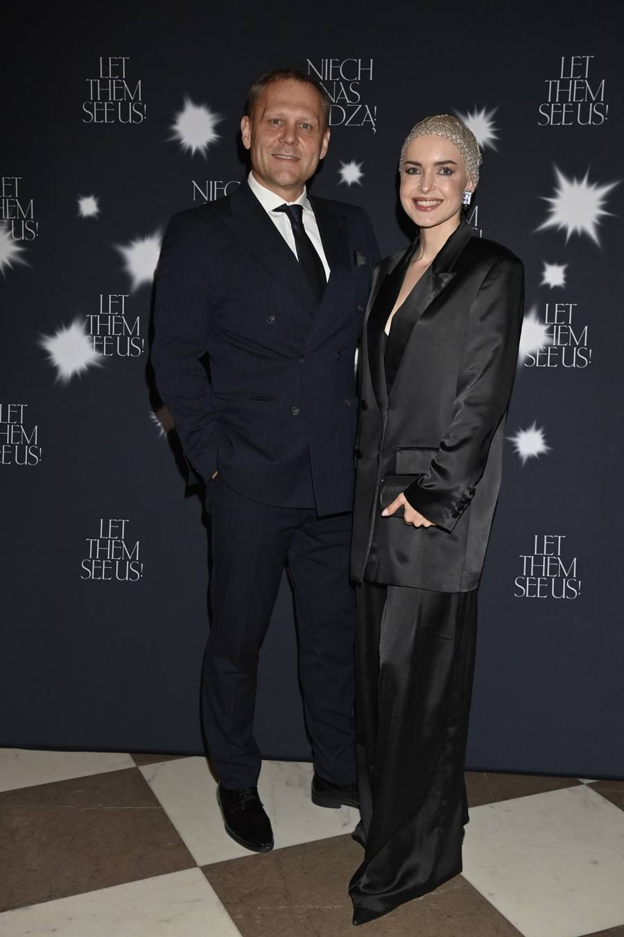 Plejada osobistości na wernisażu wystawy “Niech nas widzą!”. Jolanta Kwaśniewska, Jan Frycz z żoną