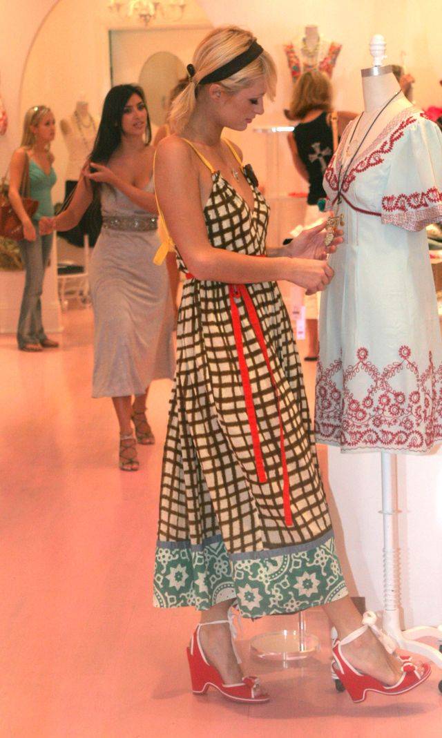 Kim Kardashian i Paris Hilton w 2006 roku