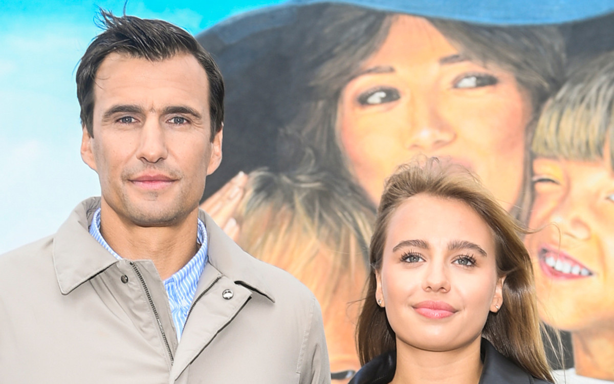 Jarosław Bieniuk i Oliwia Bieniuk w ulubionym płaszczu, na odsłonięciu muralu Anny Przybylskiej