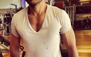 Stać go na drogie ciuchy, a chodzi w dziurawych koszulkach