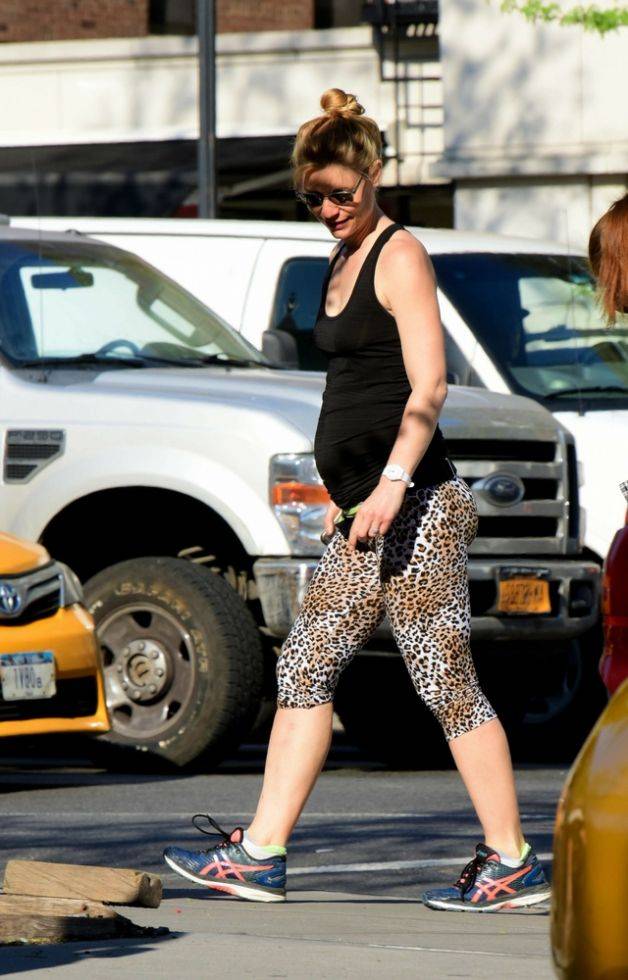 Ciężarna Clarie Danes z mężem czule się całują